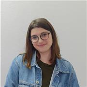 insegnante laureata in lingue (Inglese e Giapponese)